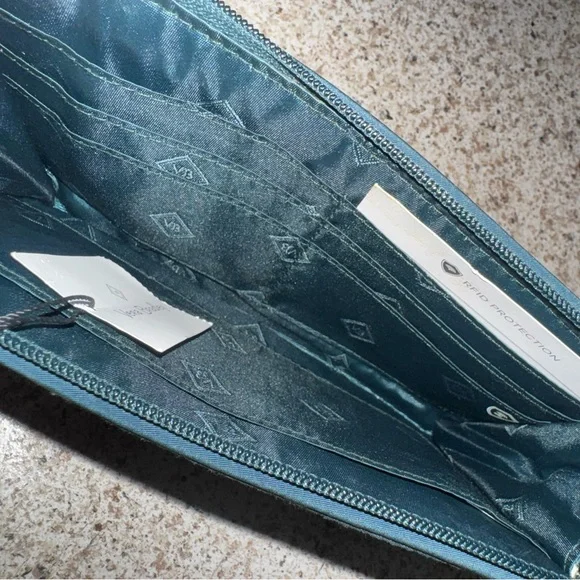 Vera Bradley RFID Front Zip Wristlet in "Falling Flowers" NWT & Care Card - Picture 3 of 3